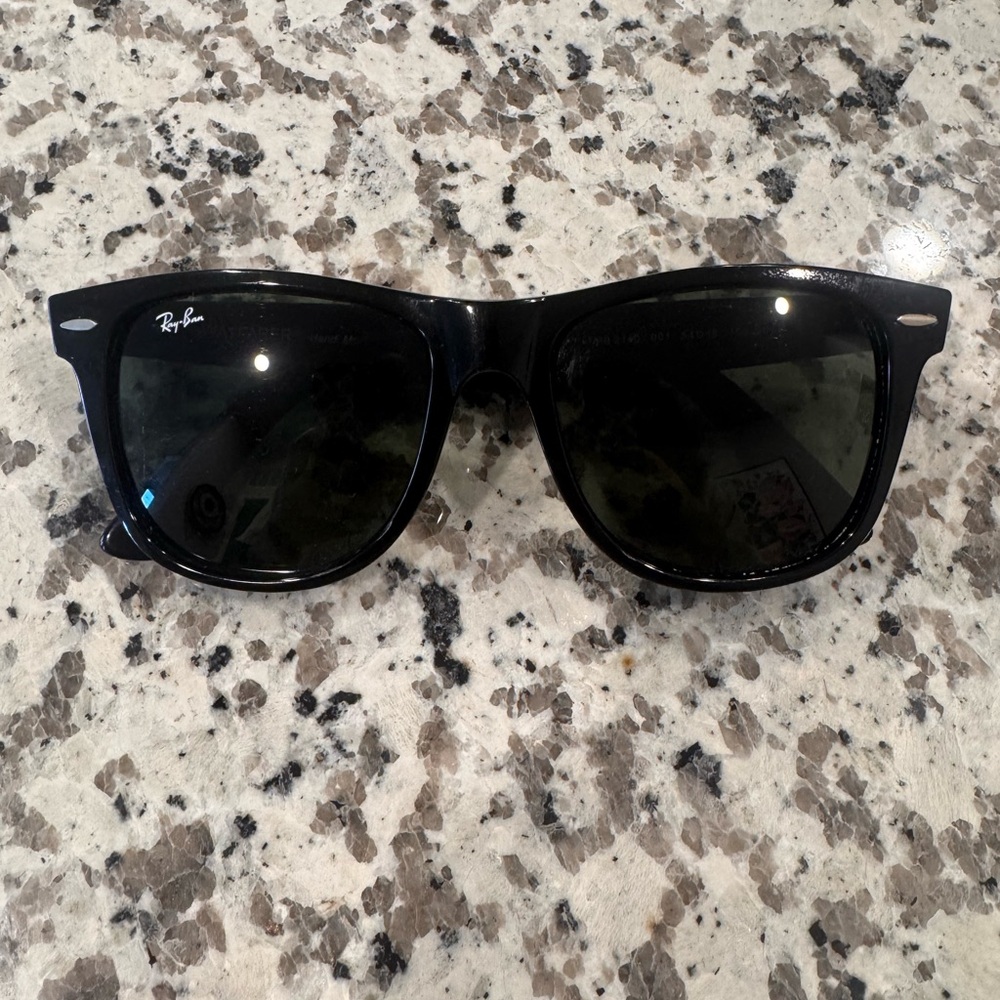 Ray-Ban Black Wayfarer Sunglasses Iconic Design